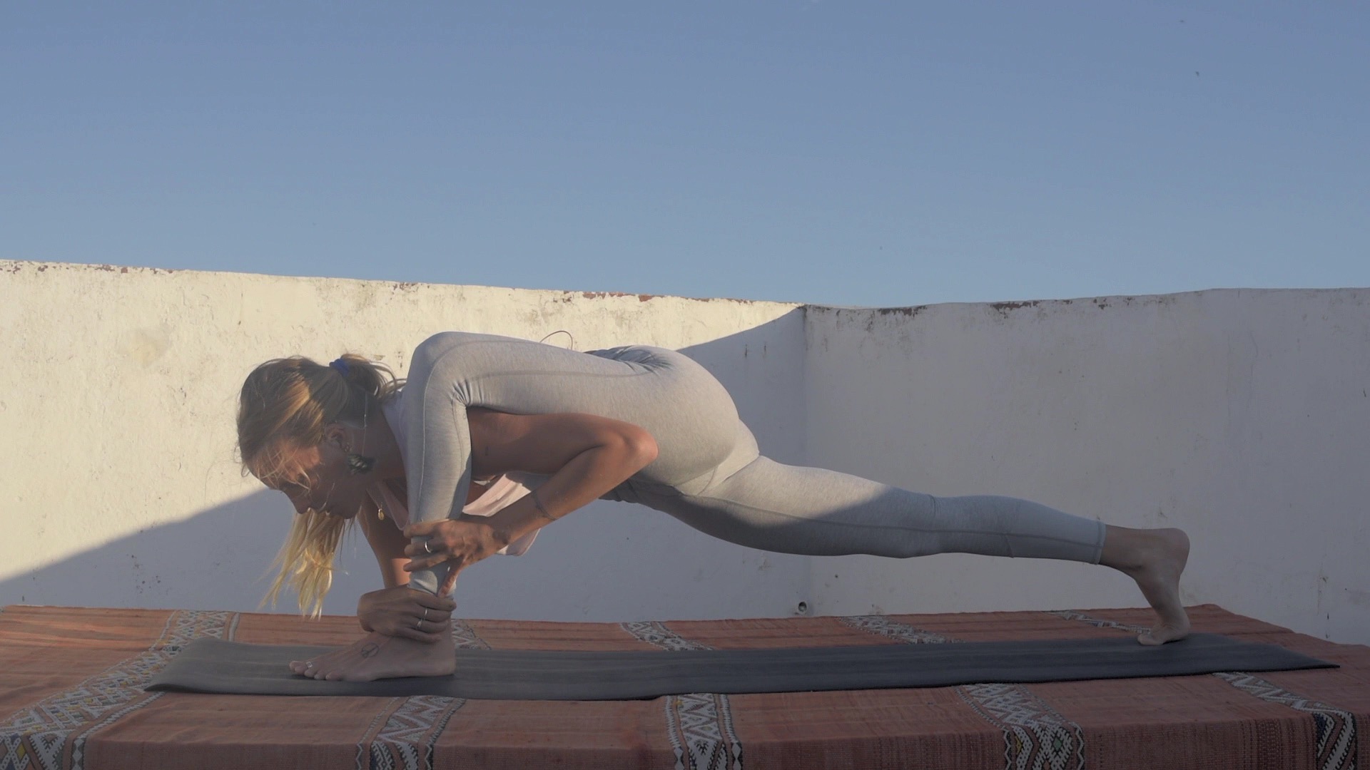 SPLITS VOLADORES / EKA PADA KOUNDINYASANA I Y II