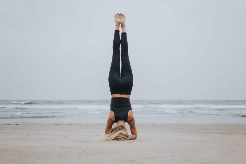 Postura del pavo real o pincha mayurasana