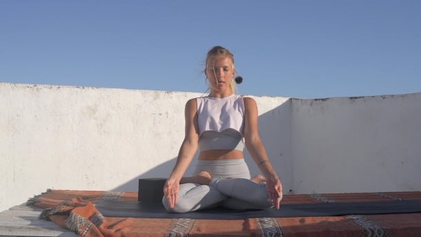 Posturas de meditacion. Padmasana, loto. Sukhasana, virasana-small