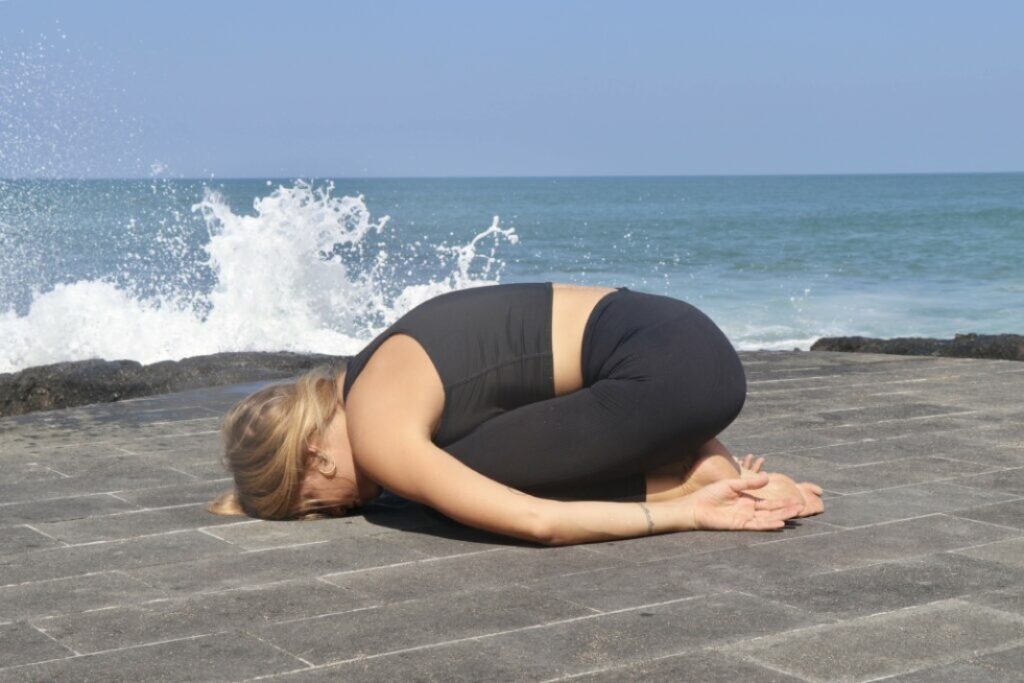 prueba a hacer la postura de balasana para descansar