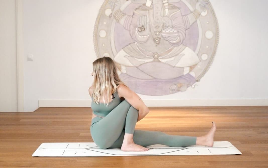 Postura de marichyasana variantes A, B, C y D The Class Yoga