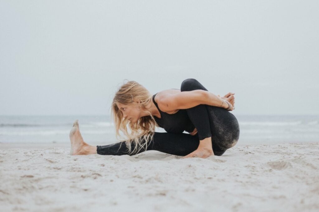 ganar flexibilidad en yoga con posturas de flexión como marichyasana