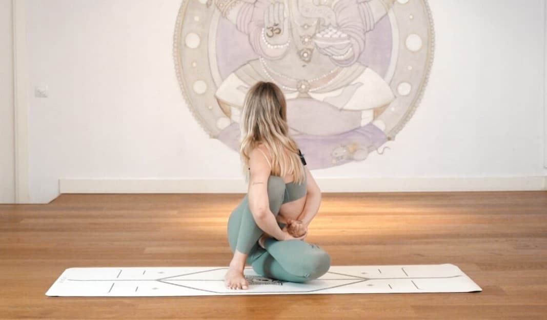 Postura de marichyasana variantes A, B, C y D The Class Yoga