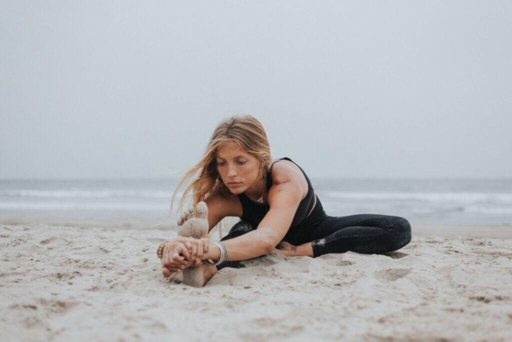 Posturas de flexión o flexiones hacia delante - The Class Yoga