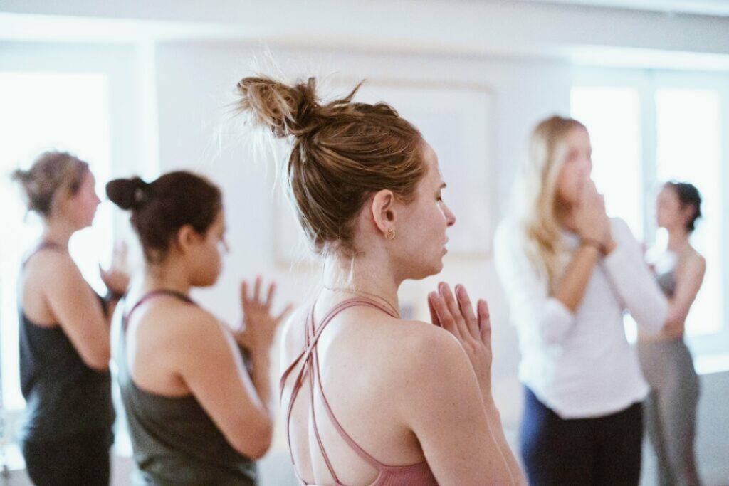 cómo hacer la postura de la montaña en yoga