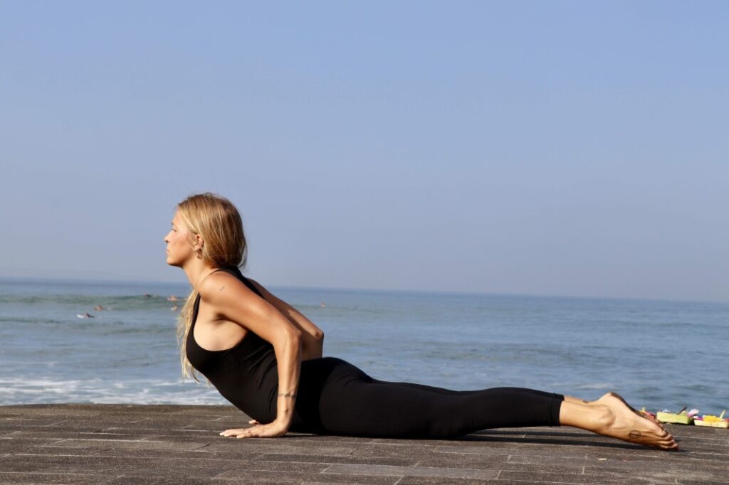 descubre el significado de urdhva mukha svanasana y cómo hacerla correctamente