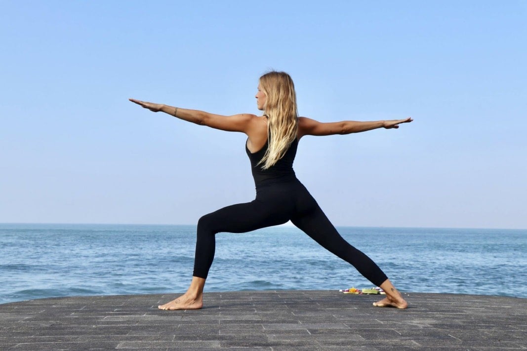 La postura del guerrero II o virabhadrasana II - The Class Yoga