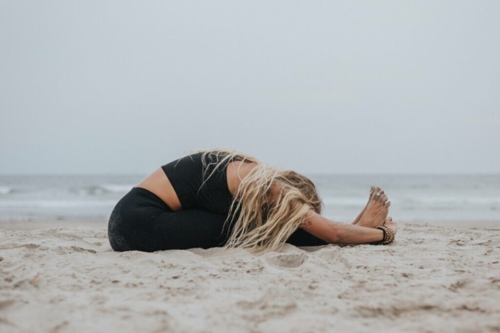 yoga para estirar tu columna y aliviar dolores de espalda