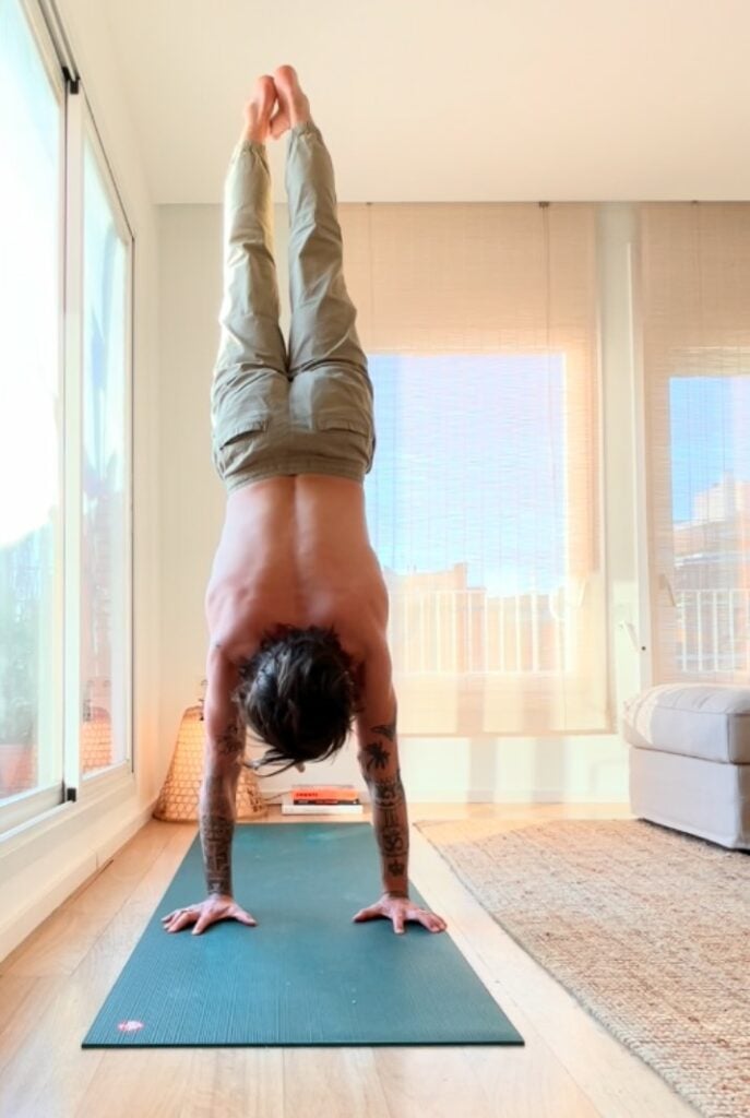 Descubre el yoga para hombres gracias a ictiva el gimnasio online