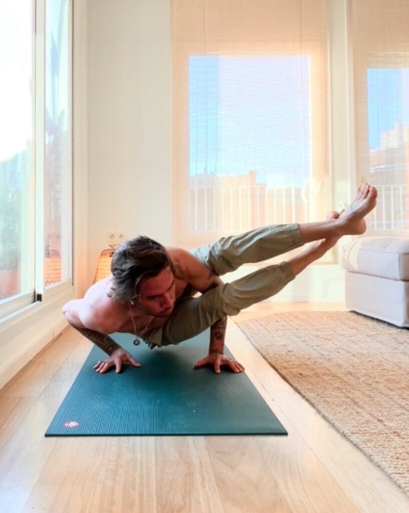 Yoga para hombres: por qué practicarlo, beneficios y consejos para  principiantes