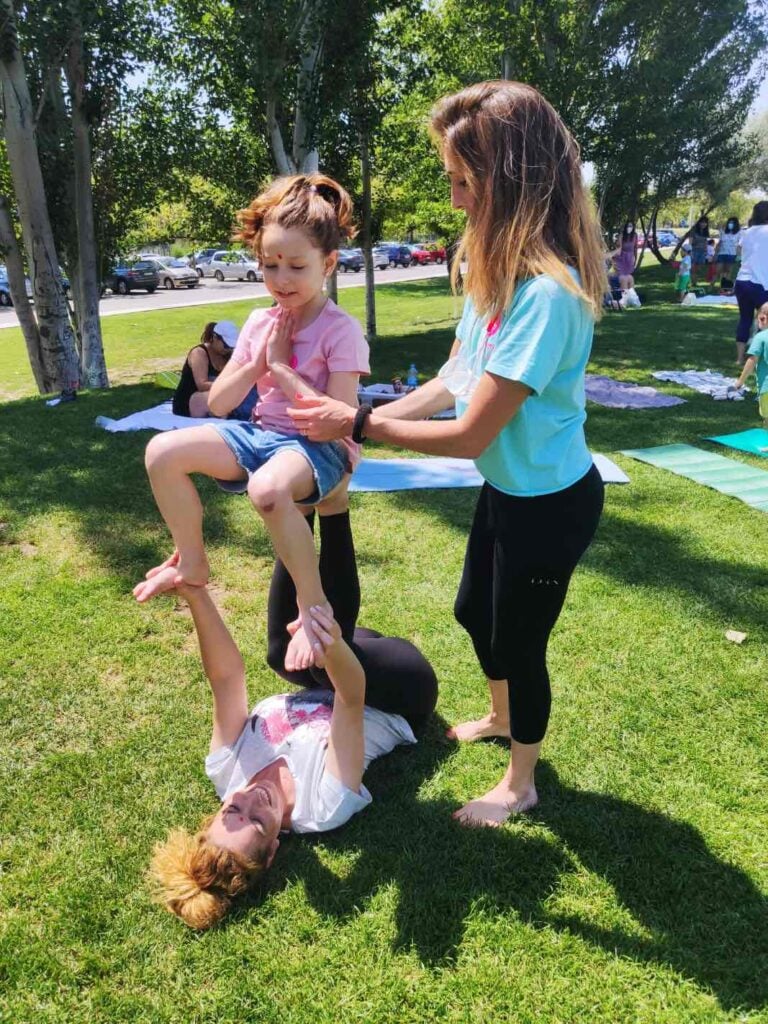 posturas de yoga con niños