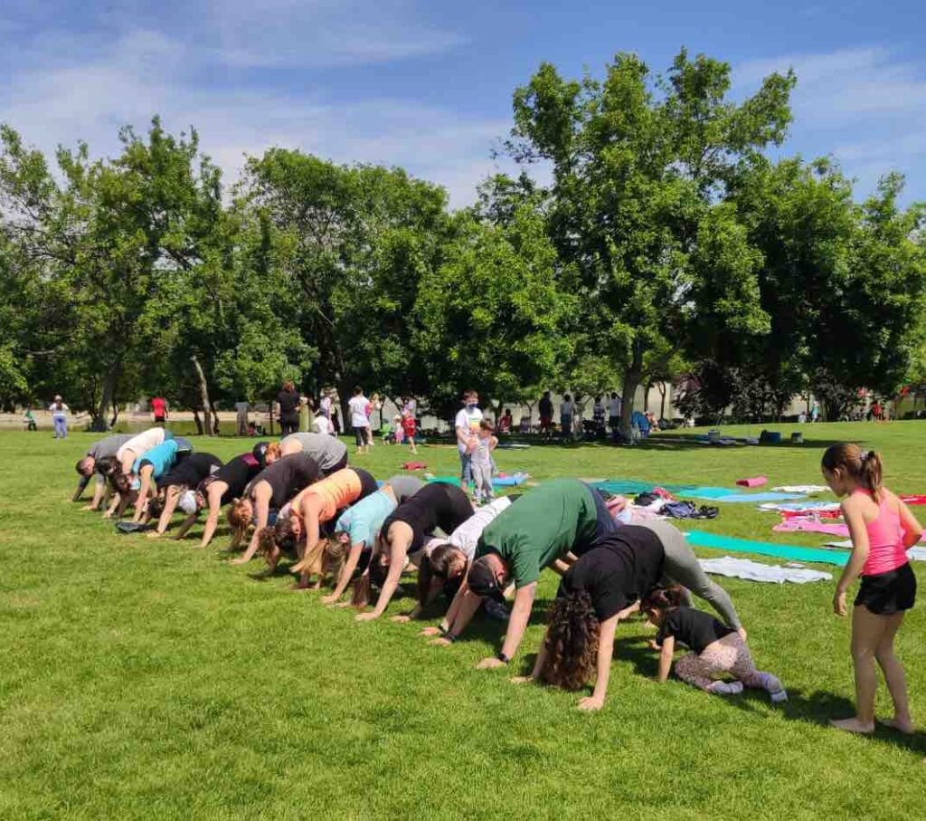 familias haciendo yoga en Madrid al aire libre