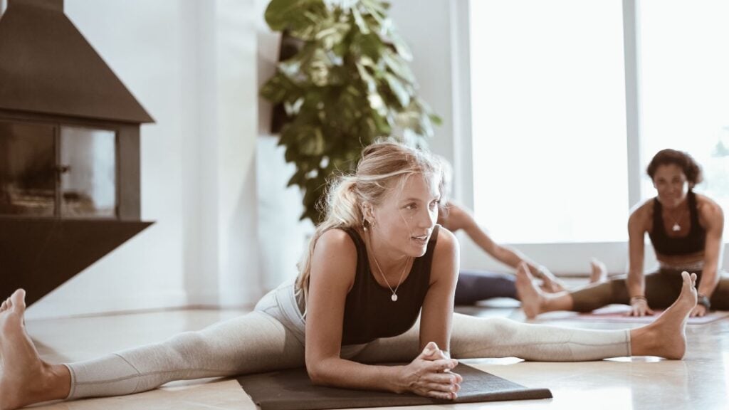 practica yoga para relajar el cuerpo