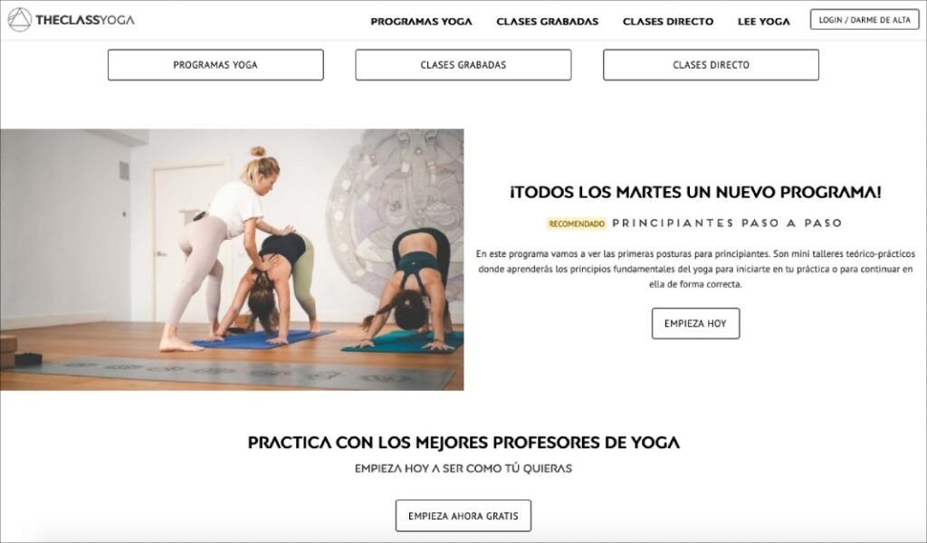 practicantes de yoga en theclassyoga haciendo posturas de yoga individuales y en grupo