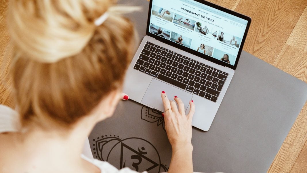 Todo sobre cómo hacer yoga online y en directo