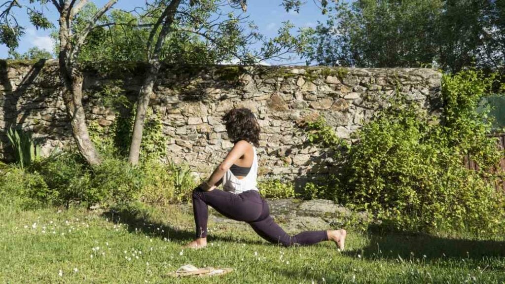 aprende qué significa anusara yoga y empieza a hacer yoga