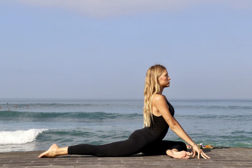 hacer el espagat, el mono de yoga o januman: una postura de nivel avanzado