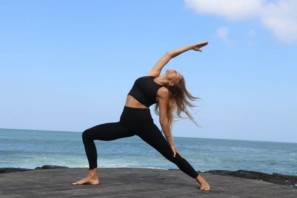 si ya has probado las asanas de equilibrio de brazos, prueba con una de las primeras de yoga