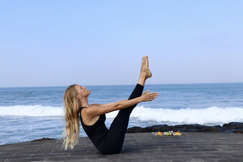 variantes de navasana en yoga como ardha paripurna navasana