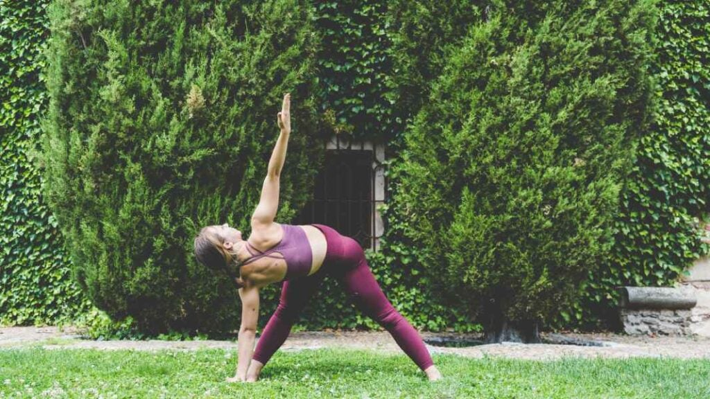 trabajar el estiramiento de cobra con bhujangasana