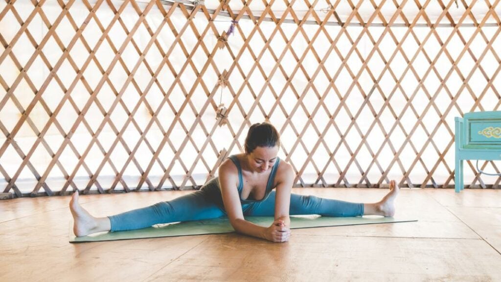 tabla de yoga para principiantes en baja forma