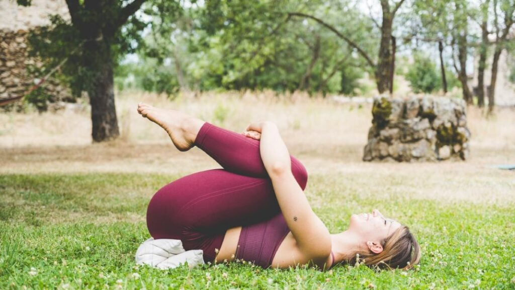 conoce las posturas de estiramiento de espalda en yoga