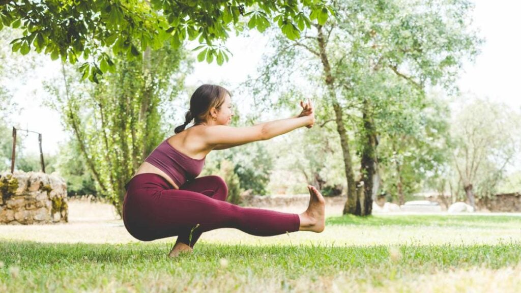 descubre todas las posturas de yoga para principiantes en THECLASSyoga