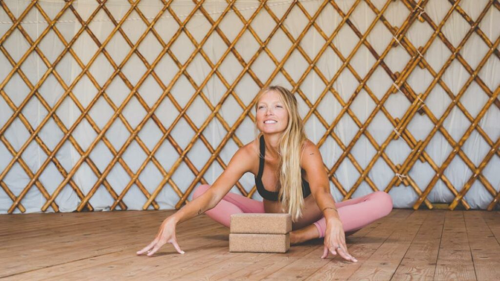todos los accesorios para yoga: bloques, esterillas, cinturones...