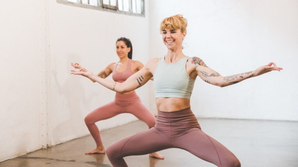 trabajar la fuerza resistencia velocidad y flexibilidad en una clase de yoga