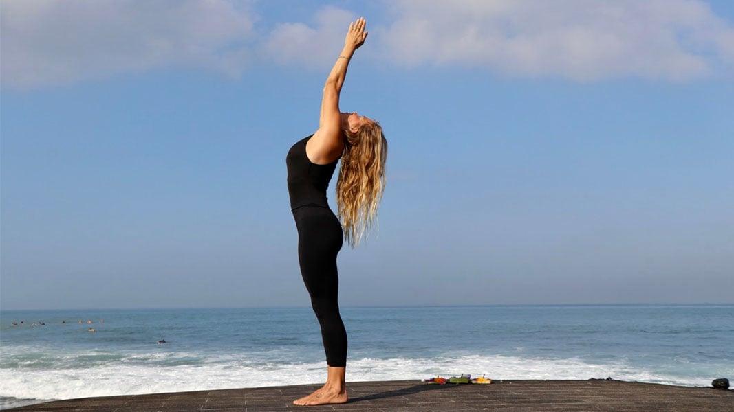 Urdhva Hastasana - Postura de mano hacia arriba