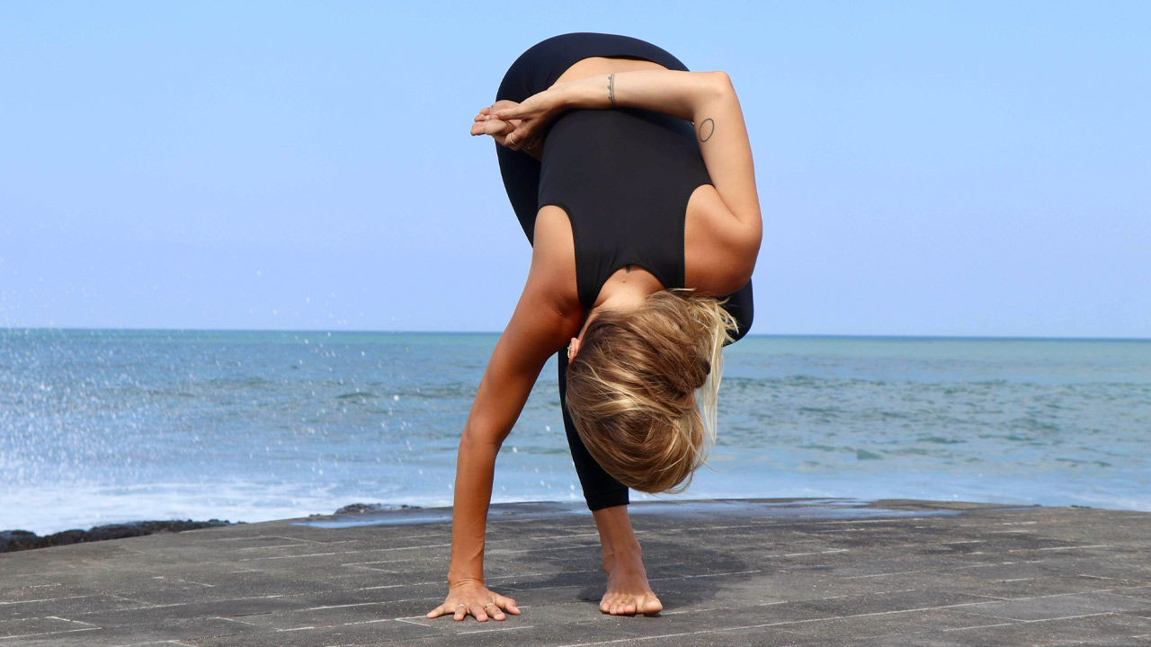 Ardha baddha padmottanasana - flexion loto medio hace adelante